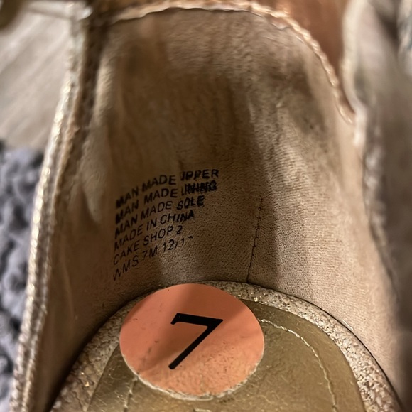 Kenneth Cole Reaction gold wedge sandals.  Like new condition. - Picture 6 of 6